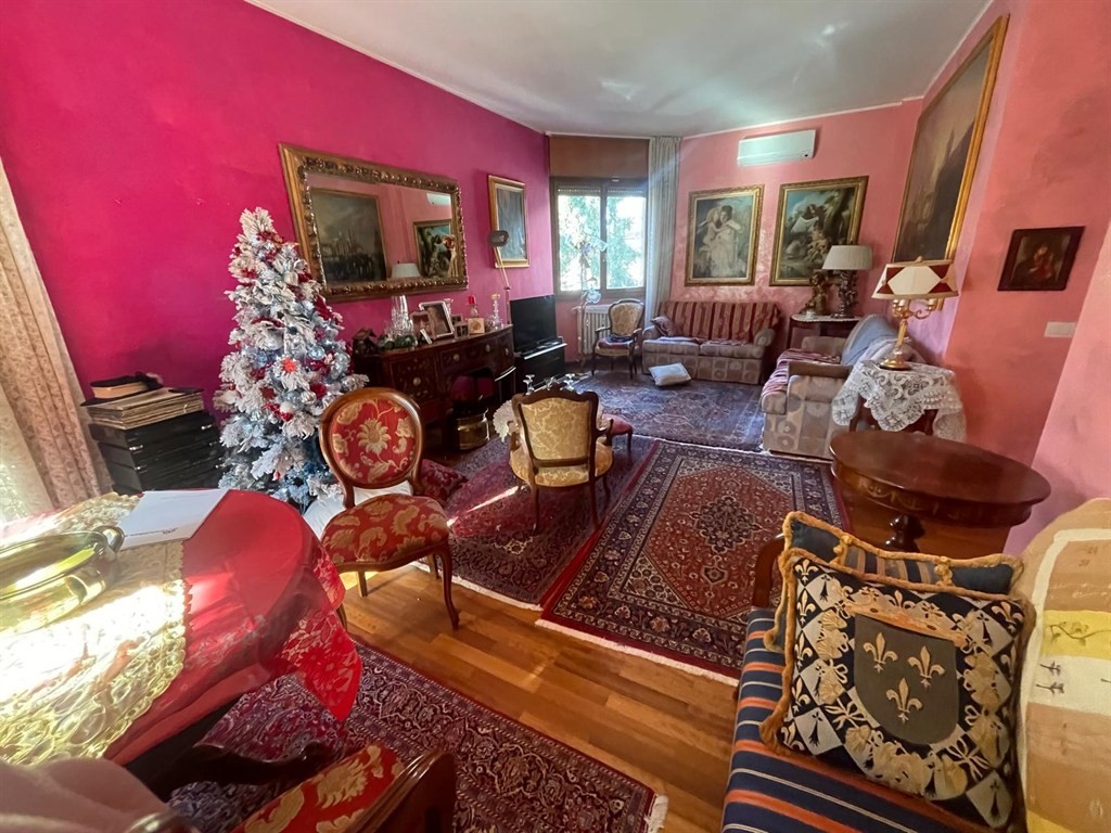 AMPIO E LUMINOSO 4 LOCALI  CON BOX