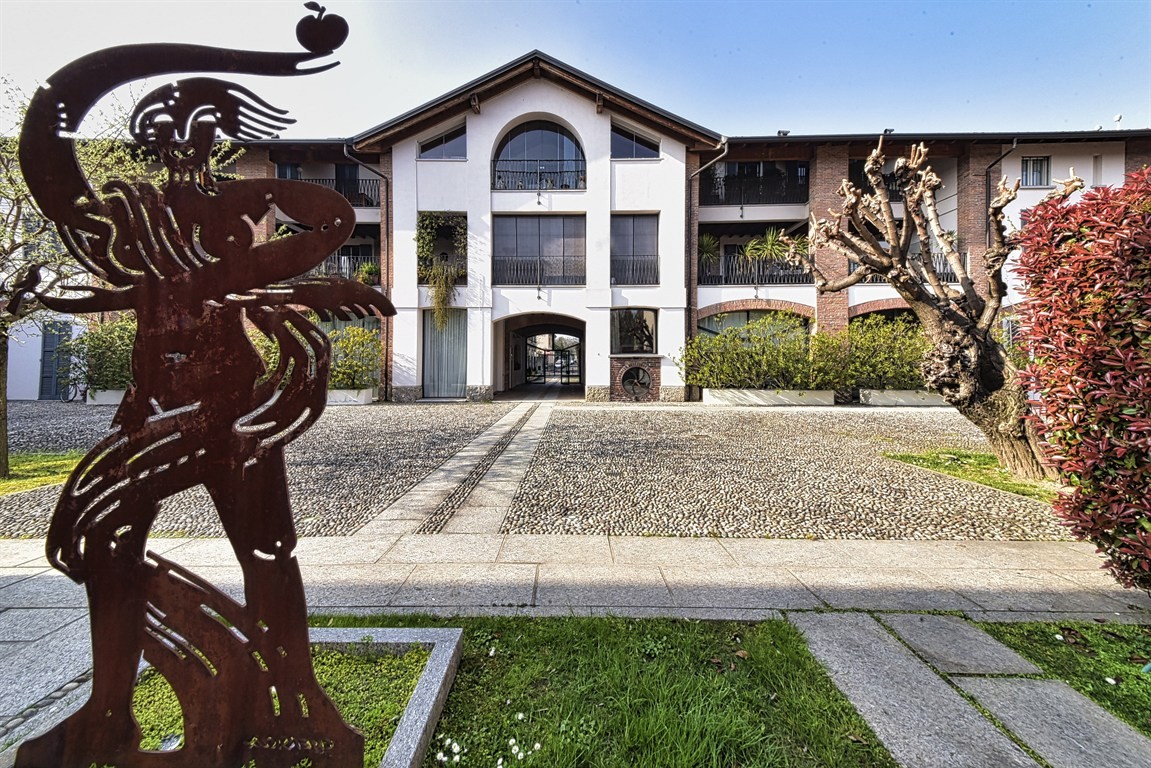 VENDESI ESCLUSIVO APPARTAMENTO CON GIARDINO PRIVATO